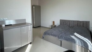 Habitación básica con 2 camas individuales, vistas al jardín