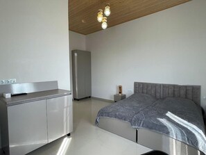 Skrivbord, arbetsyta för laptop, mörkläggningsgardiner och ljudisolering