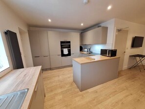 Private kitchen - Contractor House l Large Families l Groups l Free Secure Parking (Huddersfield)