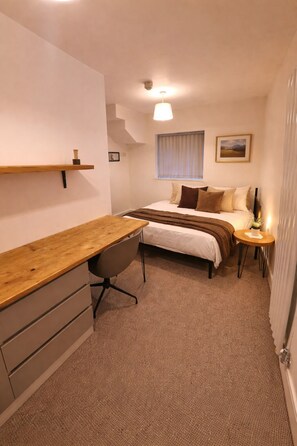 Iron/ironing board, Internet, bed sheets - Contractor House l Large Families l Groups l Free Secure Parking (Huddersfield)