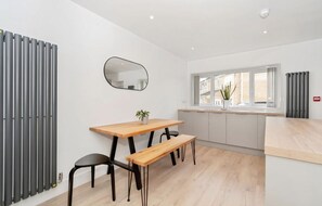 Dining - Contractor House l Large Families l Groups l Free Secure Parking (Huddersfield)