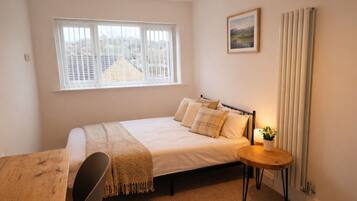 6 bedrooms, iron/ironing board, Internet, bed sheets