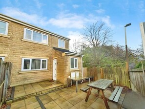 Outdoor dining - Contractor House l Large Families l Groups l Free Secure Parking (Huddersfield)