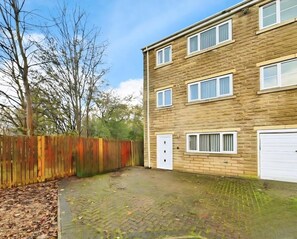Exterior - Contractor House l Large Families l Groups l Free Secure Parking (Huddersfield)