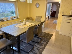 Dining - Daalwärts Vacation Rental - in the Heart of Mittelbollenbach (Idar-Oberstein)