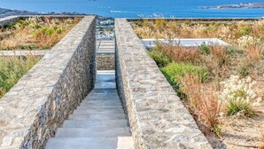Un sendero de piedra que conduce a vistas de la costa.