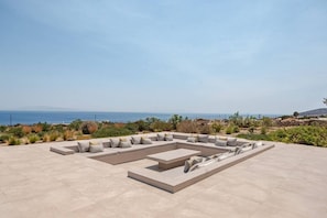 Ein Sitzbereich im Freien mit Blick auf das Meer.