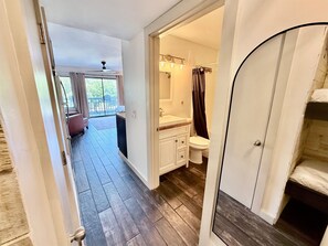 Interior - Tybee Island Beachfront Condo, Pools, Dolphins, Ships (Tybee Island)