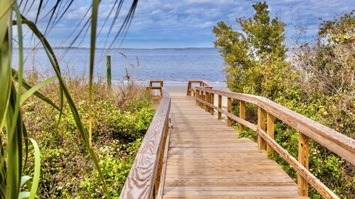 Tybee Island Beachfront Condo, Pools, Dolphins, Ships