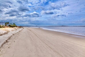 On the beach - Tybee Island Beachfront Condo, Pools, Dolphins, Ships (Tybee Island)