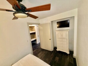 Free WiFi, bed sheets - Tybee Island Beachfront Condo, Pools, Dolphins, Ships (Tybee Island)