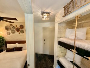 Free WiFi, bed sheets - Tybee Island Beachfront Condo, Pools, Dolphins, Ships (Tybee Island)