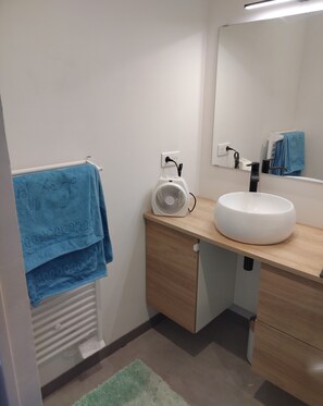 Douche, serviettes fournies, savon, papier toilette