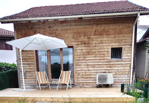 Chalet en bois avec jardin et terrasse