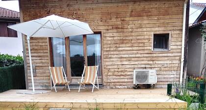 Chalet en bois avec jardin et terrasse