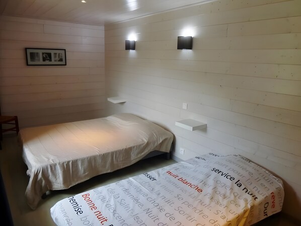 Room - Holiday Home “Gîte De La Ribeyre” with Mountain View, Shared Terrace & Wi-Fi (Saint-Privat-d'Allier)