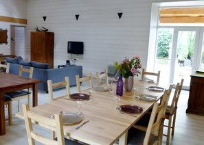 Dining - Holiday Home “Gîte De La Ribeyre” with Mountain View, Shared Terrace & Wi-Fi (Saint-Privat-d'Allier)
