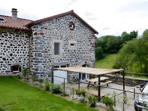 Outdoor dining - Holiday Home “Gîte De La Ribeyre” with Mountain View, Shared Terrace & Wi-Fi (Saint-Privat-d'Allier)