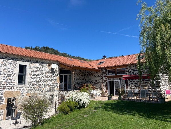 Exterior - Holiday Home “Gîte De La Ribeyre” with Mountain View, Shared Terrace & Wi-Fi (Saint-Privat-d'Allier)