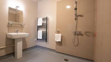 Chambre Deluxe avec lits jumeaux | Salle de bain