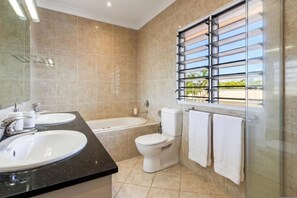 House - Zenlux Rosewater Pool Marina Deck Bayview Pad (Darwin)