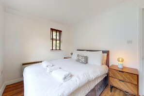 2 quartos, escrivaninha, ferros/tábuas de passar roupa