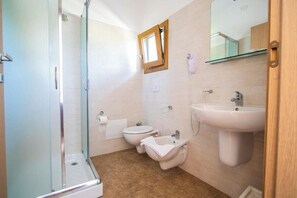 Badezimmer | Dusche, kostenlose Toilettenartikel, Haartrockner, Handtücher