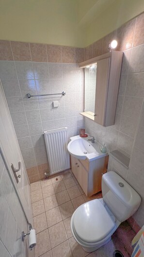 Bathroom - Ionian Bay Studios (Agios Ioannis)