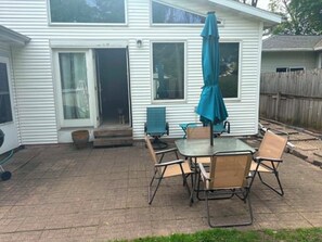 Outdoor dining - EAA Week House - Cozy 3 bedroom house only a 15-20 minute drive to EAA grounds. (Fond du Lac)