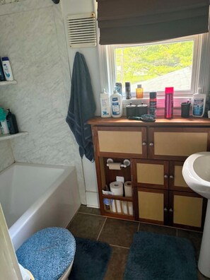 Hair dryer, towels, soap, toilet paper - EAA Week House - Cozy 3 bedroom house only a 15-20 minute drive to EAA grounds. (Fond du Lac)