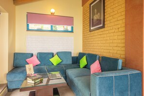 Deluxe Room, 1 King Bed, Mountain View, Mountainside | Living area - Dharohar Retreat Mukteshwar (Kosiyakutoli)