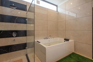 Habitación familiar, vistas a la montaña | Baño | Secador de pelo, toallas, jabón y champú