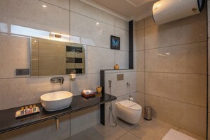 Familiekamer, uitzicht op bergen | Badkamer | Een haardroger, handdoeken, zeep, shampoo