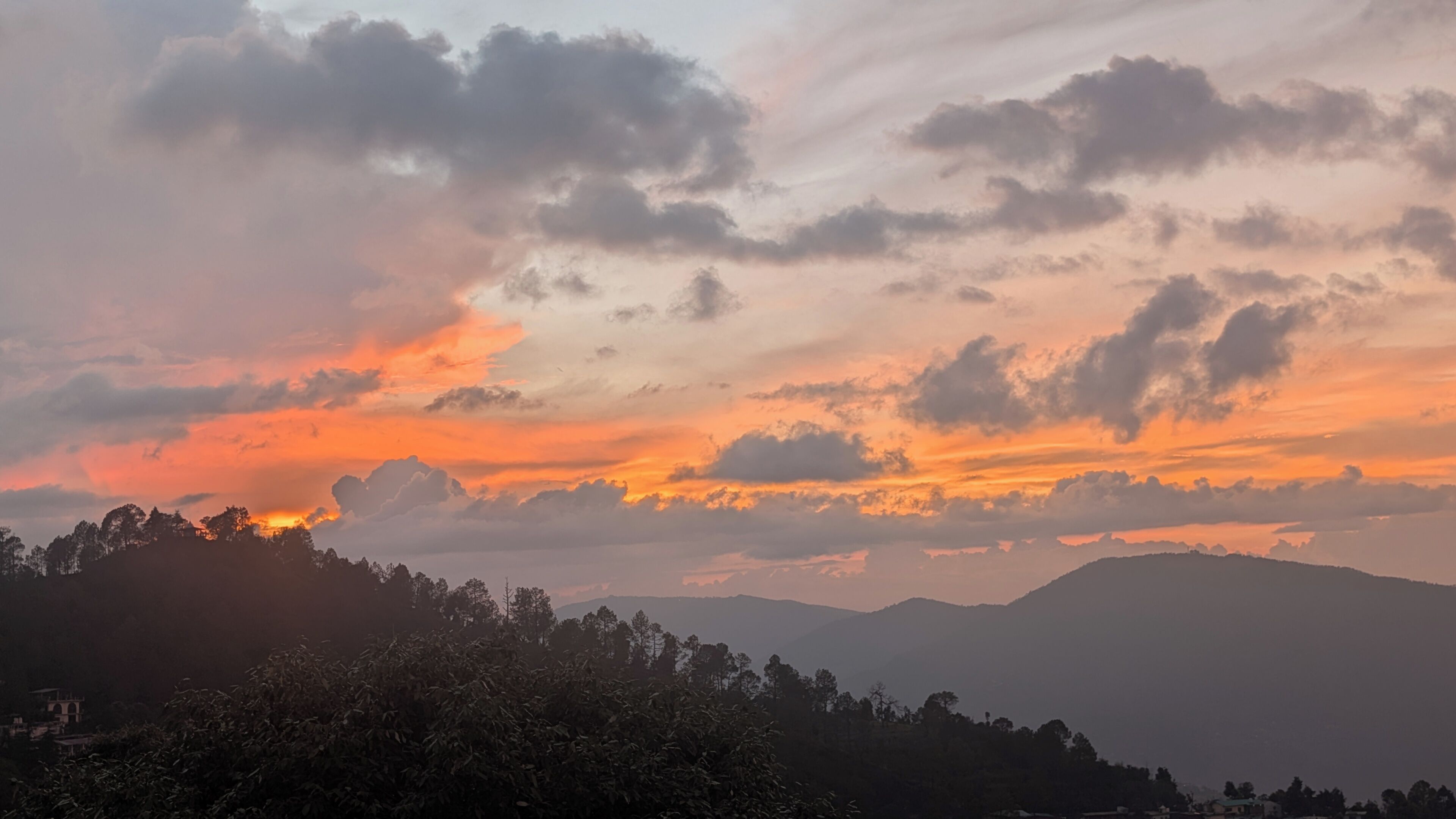 Un paisaje montañoso con un atardecer.