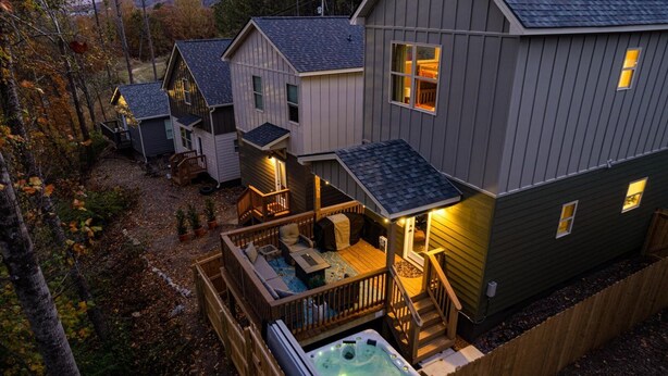 Um imóvel residencial com hidromassagem, deck e área de estar externa.