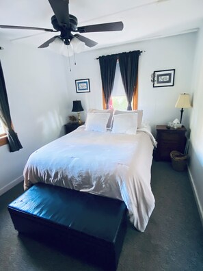 Tabla de planchar con plancha, wifi gratis y ropa de cama 