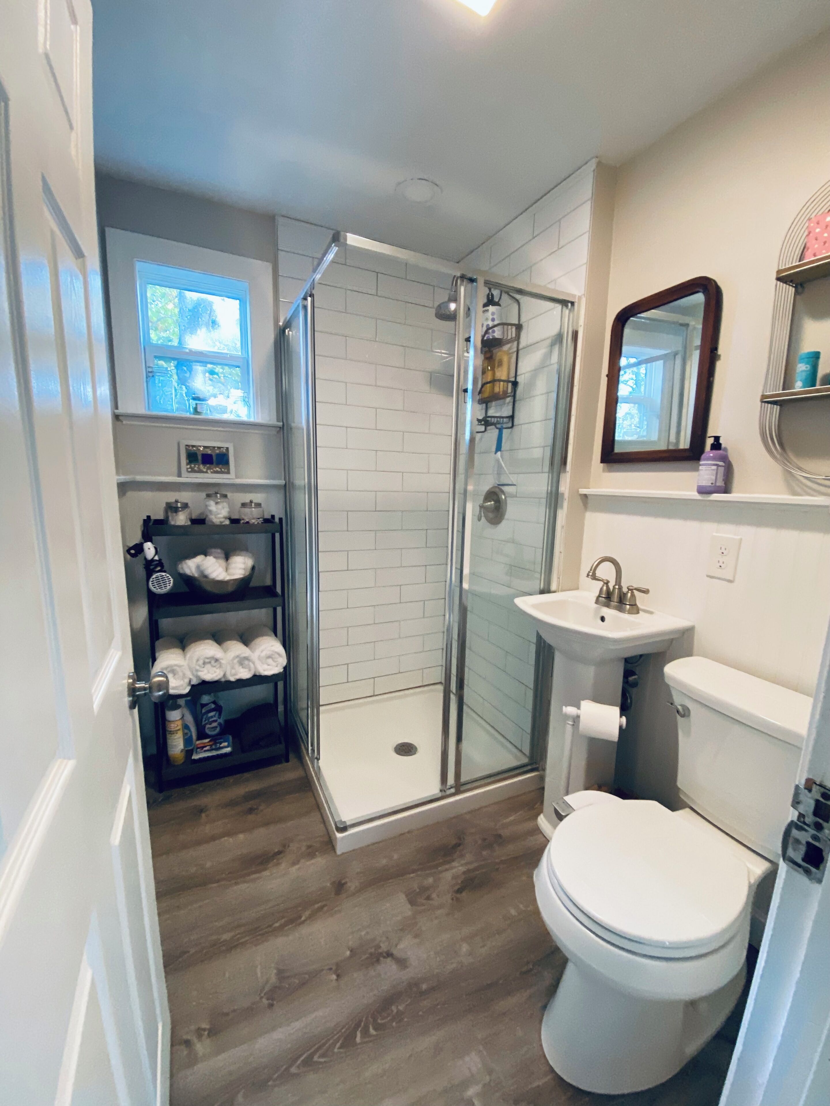 Douche, sèche-cheveux, bidet, serviettes fournies