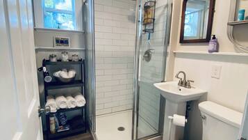 Douche, sèche-cheveux, bidet, serviettes fournies