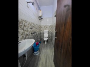 Een douche, gratis toiletartikelen, handdoeken