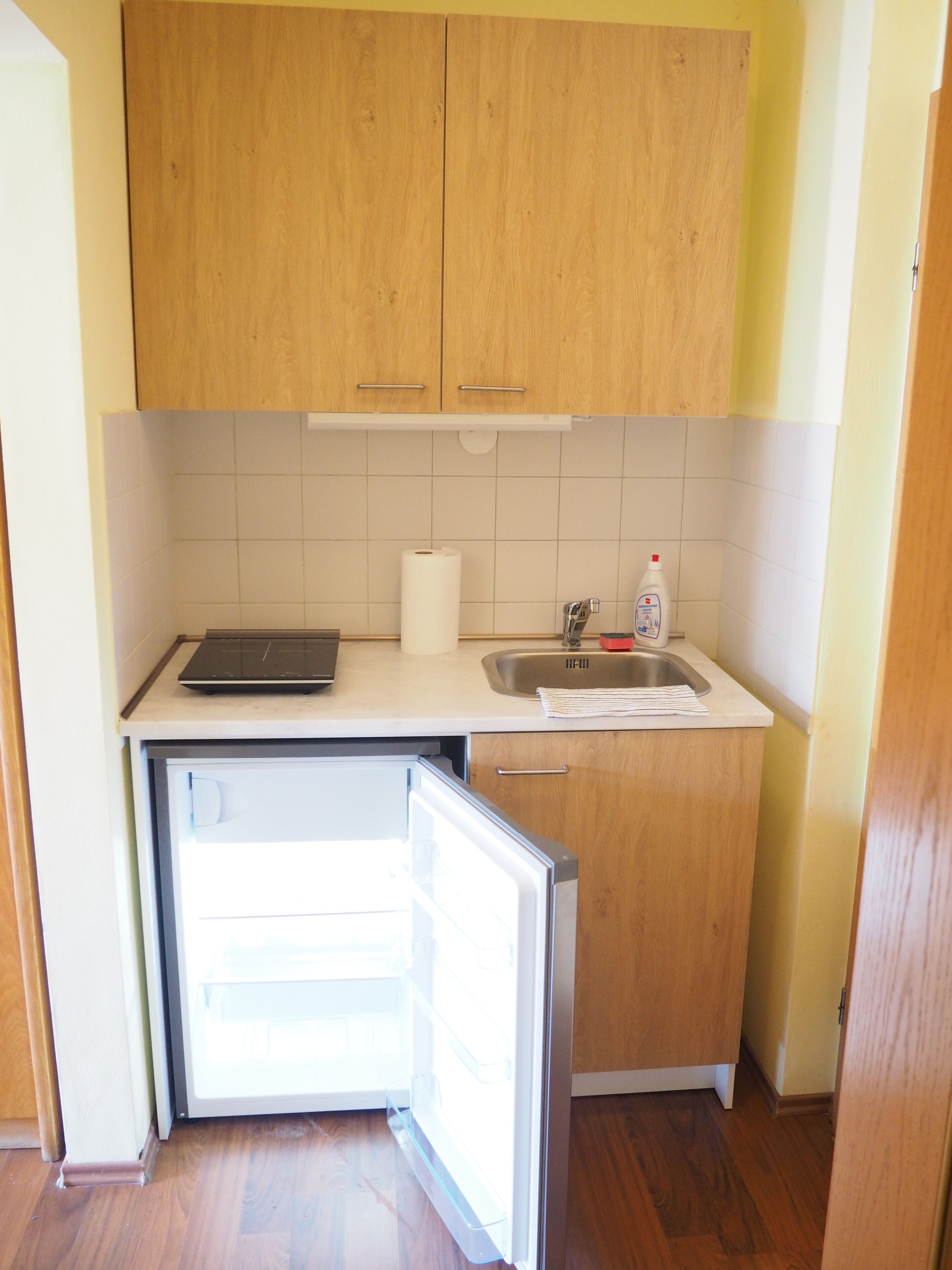 Kühlschrank, Herdplatte, Wasserkocher, Kochgeschirr/Geschirr/Besteck