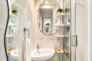 Douche, séchoir à cheveux, serviettes fournies