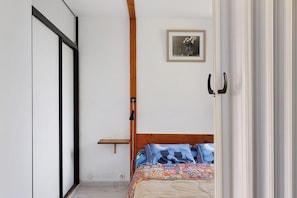 Tabla de planchar con plancha, wifi y ropa de cama 