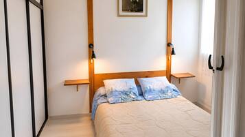 Iron/ironing board, WiFi, bed sheets
