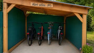 Een overdekte fietsenstalling met een bord waarop staat dat het voor fietsen is.