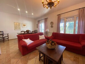 TV, fireplace - Villa Jacaranda Chiclana, Private Pool and Barbecue (Chiclana de la Frontera)