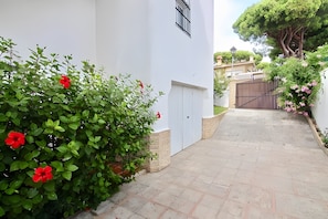 Property grounds - Villa Jacaranda Chiclana, Private Pool and Barbecue (Chiclana de la Frontera)