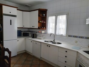 Fridge, microwave, oven, stovetop - Villa Jacaranda Chiclana, Private Pool and Barbecue (Chiclana de la Frontera)