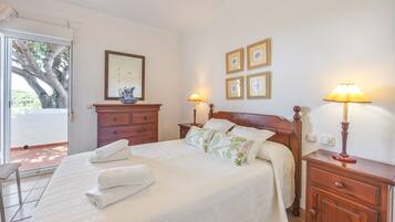 Iron/ironing board, WiFi, bed sheets