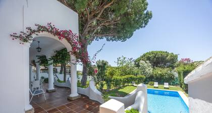 Villa Jacaranda Chiclana, piscine privée et barbecue