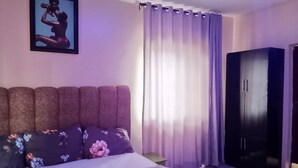 Phòng đơn Deluxe | Khu vực làm việc phù hợp cho laptop 